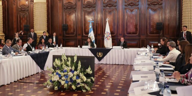 Esta primera sesión sienta las bases para un trabajo conjunto y coordinado que busca transformar la realidad de quienes más lo necesitan. / Foto: José Archila.