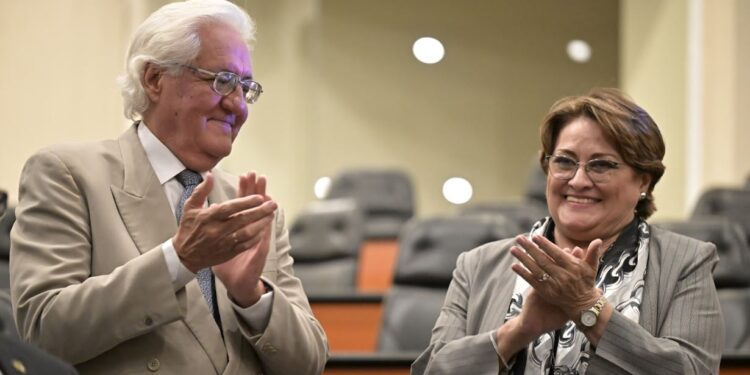 Su armoniosa colaboración es un tributo a la música que trasciende épocas y fronteras. / Foto: Álvaro Interiano.