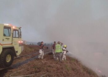 Incendio en la pista sur del aeropuerto La Aurora. /Foto: CIV