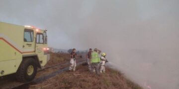 Incendio en la pista sur del aeropuerto La Aurora. /Foto: CIV