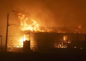 El fuego llega al corazón industrial de Viña del Mar y se ordenan evacuaciones masivas