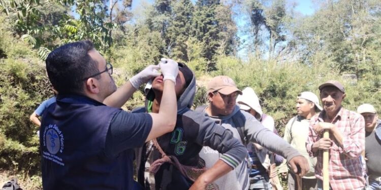 Brindan asistencia a personas que apoyan el incendio en el volcán de Agua