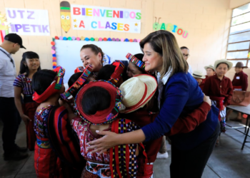 Presidenta en funciones Karin Herrera y ministra Giracca compartiendo con niños en el inicio de clases. / Foto: Noé Pérez, Gobierno de Guatemala.