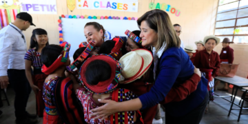 Presidenta en funciones Karin Herrera y ministra Giracca compartiendo con niños en el inicio de clases. / Foto: Noé Pérez, Gobierno de Guatemala.