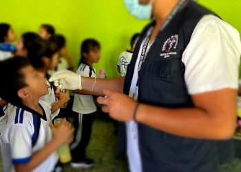 Desarrollan primera jornada de desparasitación y vacunación contra el VPH en Santa Rosa