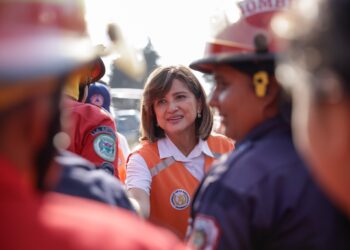Presidenta en funciones Karin Herrera con apagafuegos. / Foto: Vicepresidencia de la República.