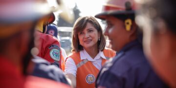 Presidenta en funciones Karin Herrera con apagafuegos. / Foto: Vicepresidencia de la República.