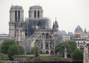 La nueva aguja de Notre Dame ya es visible para los parisinos