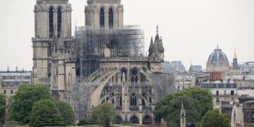 La nueva aguja de Notre Dame ya es visible para los parisinos