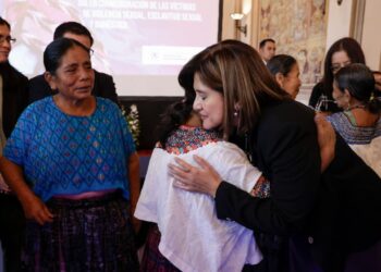 Vicepresidenta con las abuelas de Sepur Zarco. / Foto: Dickéns Zamora.