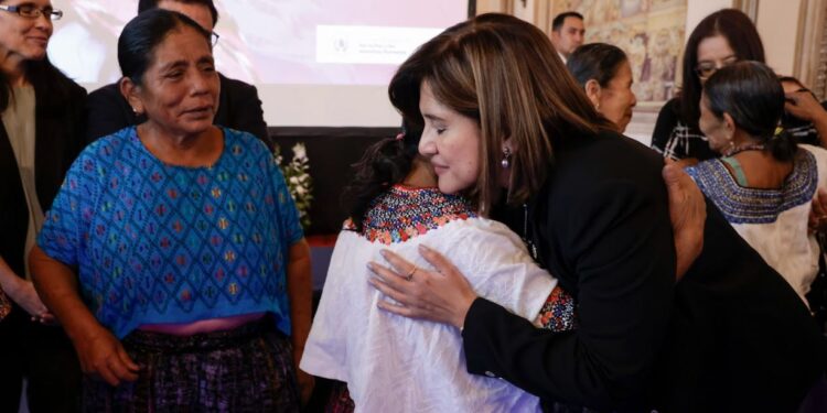 Vicepresidenta con las abuelas de Sepur Zarco. / Foto: Dickéns Zamora.