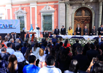 Presidente Bernardo Arévalo con autoridades del TSE. / Foto: Gilber García.