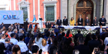 Presidente Bernardo Arévalo con autoridades del TSE. / Foto: Gilber García.