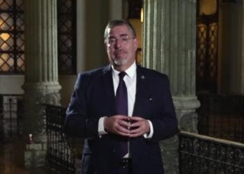 Presidente aclara camino a seguir sin el seguro médico escolar. / Foto: Gobierno de Guatemala.