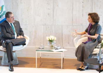 Presidente Bernardo Arévalo en reunión con Audrey Azoulay. / Foto: Cuenta de X de Azoulay.