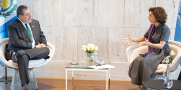 Presidente Bernardo Arévalo en reunión con Audrey Azoulay. / Foto: Cuenta de X de Azoulay.