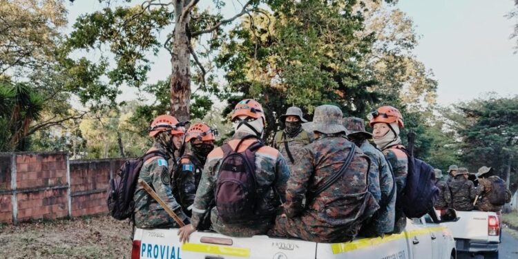 Provial contribuye con el traslado de personal a la zona del incendio en el volcán de Agua