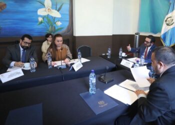 Ministra de Educación con diputados.// Foto: Congreso.