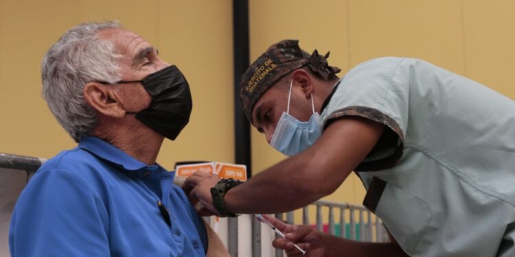 Autoridades invitan a la población a asistir a los centros de vacunación habilitados. /Foto: DCA.