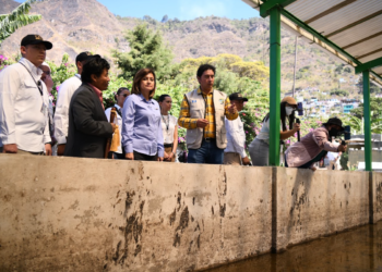 Karin Herrera en visita a planta de tratamiento de aguas cerca del lago de Atitlán. / Foto: Carlos Jacinto.