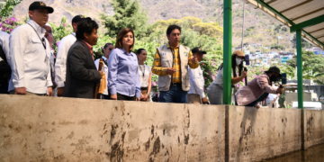 Karin Herrera en visita a planta de tratamiento de aguas cerca del lago de Atitlán. / Foto: Carlos Jacinto.