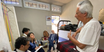 Comitiva de la CIDH con José Rubén Zamora. / Foto: EFE.