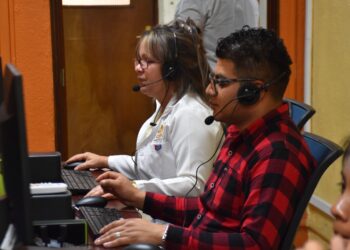 Profesionales atienden a la población estudiantil como parte del programa Salud Escolar. /Foto: MSPAS