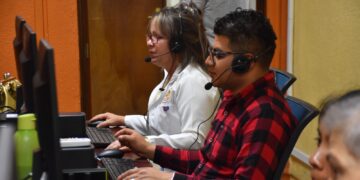 Profesionales atienden a la población estudiantil como parte del programa Salud Escolar. /Foto: MSPAS