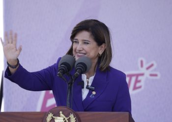 Vicepresidenta Karin Herrera saludó a las mujeres en la Plaza Central. /Foto: Dickéns Zamora