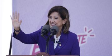 Vicepresidenta Karin Herrera saludó a las mujeres en la Plaza Central. /Foto: Dickéns Zamora