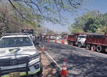 Trabajos de bacheo en carretera Jalpatagua-frontera Valle Nuevo