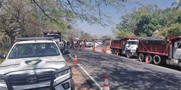 Trabajos de bacheo en carretera Jalpatagua-frontera Valle Nuevo