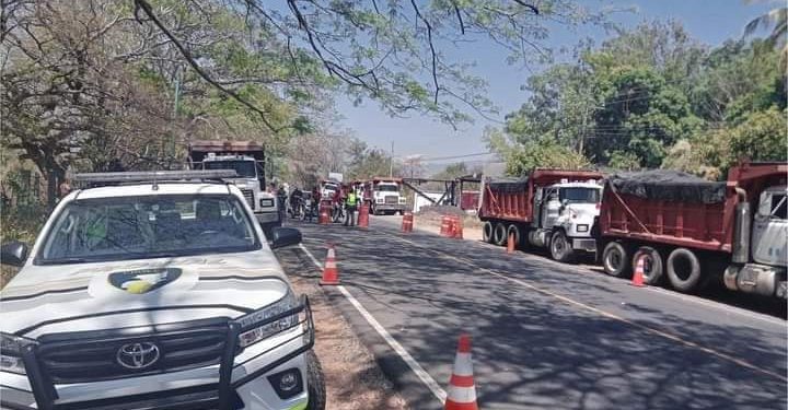 Trabajos de bacheo en carretera Jalpatagua-frontera Valle Nuevo
