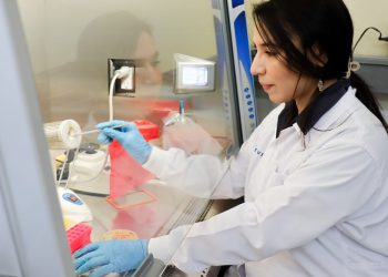 Embajada de EE.UU. reconoce el trabajo de científica guatemalteca en el campo de la bacteriología