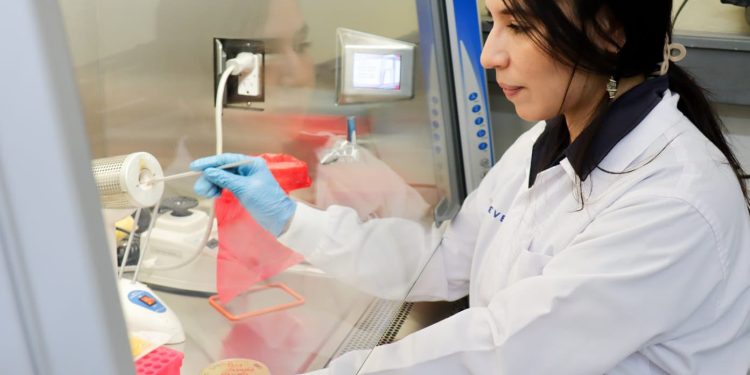 Embajada de EE.UU. reconoce el trabajo de científica guatemalteca en el campo de la bacteriología