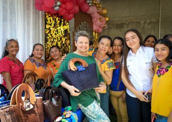 La doctora Peinado conoció los productos de mujeres emprendedoras. / Foto: SOSEP.
