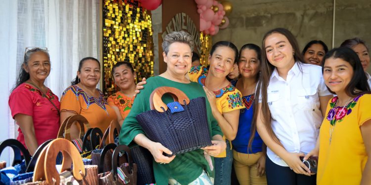 La doctora Peinado conoció los productos de mujeres emprendedoras. / Foto: SOSEP.