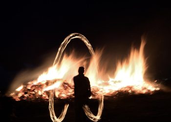 Un hombre celebrando en Shrovetide con bolas de fuego. / Foto: EFE.