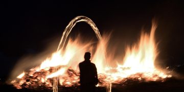 Un hombre celebrando en Shrovetide con bolas de fuego. / Foto: EFE.