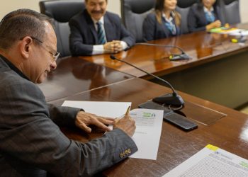 Firma de convenio financiero del Mides. /Foto: Mides