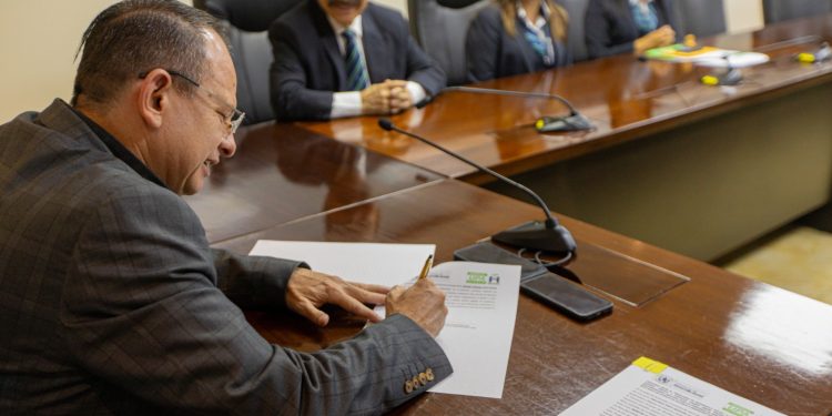 Firma de convenio financiero del Mides. /Foto: Mides