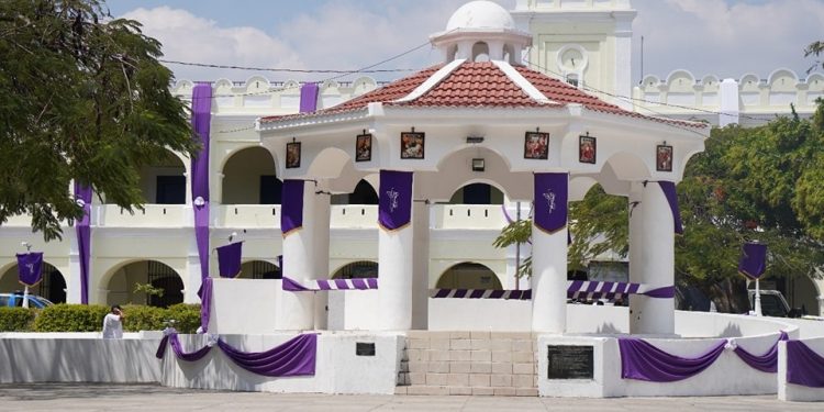 Edificios decorados por Cuaresma y Semana Santa en Jutiapa