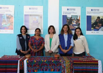 Karin Herrera alienta a emprendedoras de Santa Apolonia, Chimaltenango