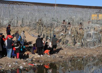 Denuncian agresiones con balas de goma de Policía texana a migrantes en frontera de México