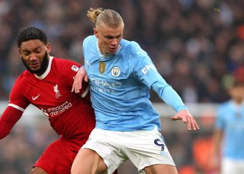 El Liverpool y el City dejan líder al Arsenal