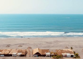 Impulsan jornada de limpieza en la playa de Ocós, San Marcos
