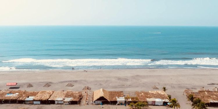 Impulsan jornada de limpieza en la playa de Ocós, San Marcos