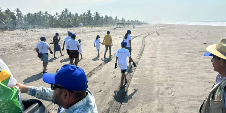 Desarrollan jornada de limpieza en playa La Barrona, Moyuta