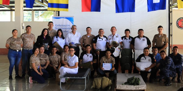 Bomberos voluntarios de Izabal reciben equipo para fortalecer atención de emergencias