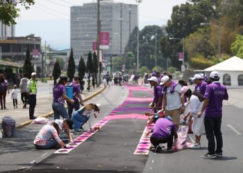 Tres mil voluntarios participan en elaboración de alfombra para el paso del Cristo Yacente del Calvario y la Reina de la Paz